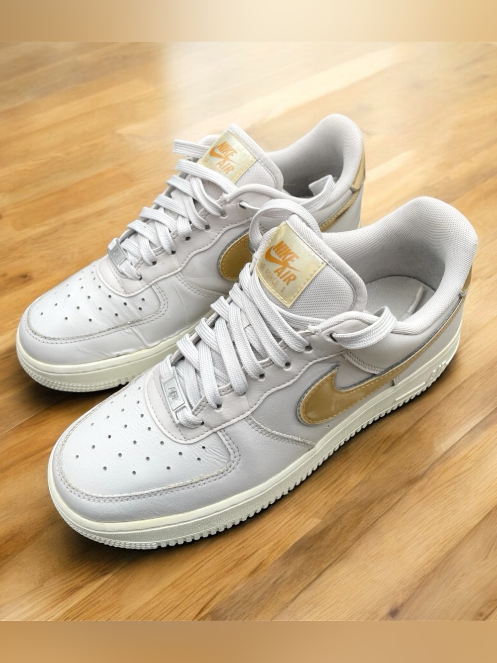 Nike Air Force 1 Women’s Sneakers White Gold Size US 8 EUR 39 CM 25 Authentic - Picture 3 of 9